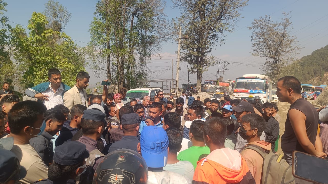 धुलिखेल खावा सडक निर्माण सम्पन्न नगरेको भन्दै स्थानीयले सडक बन्द गरेर विरोध प्रदर्शन