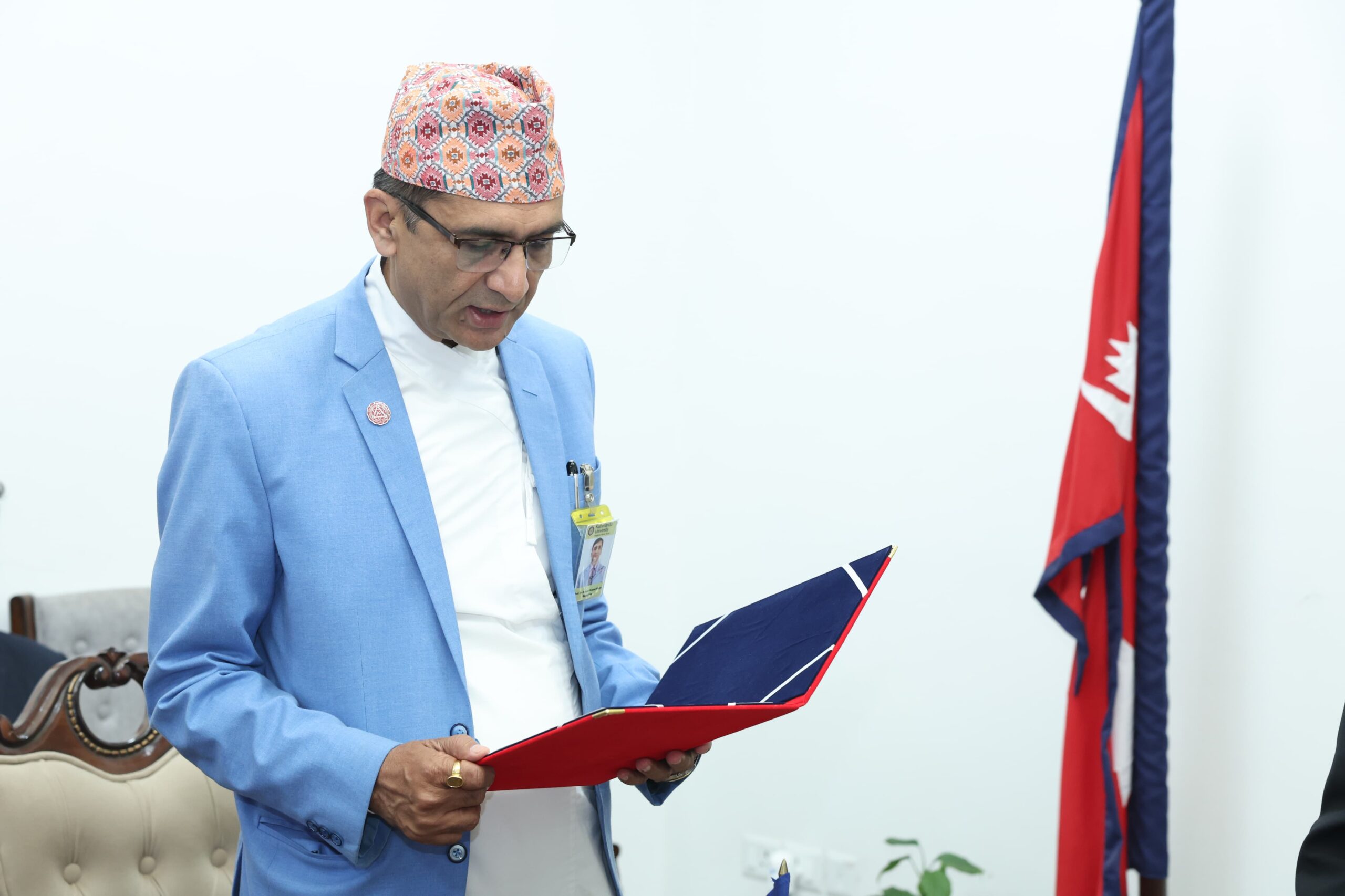 काठमाडौं विश्वविद्यालयका नवनियुक्त उपकुुलपतिको सपथ