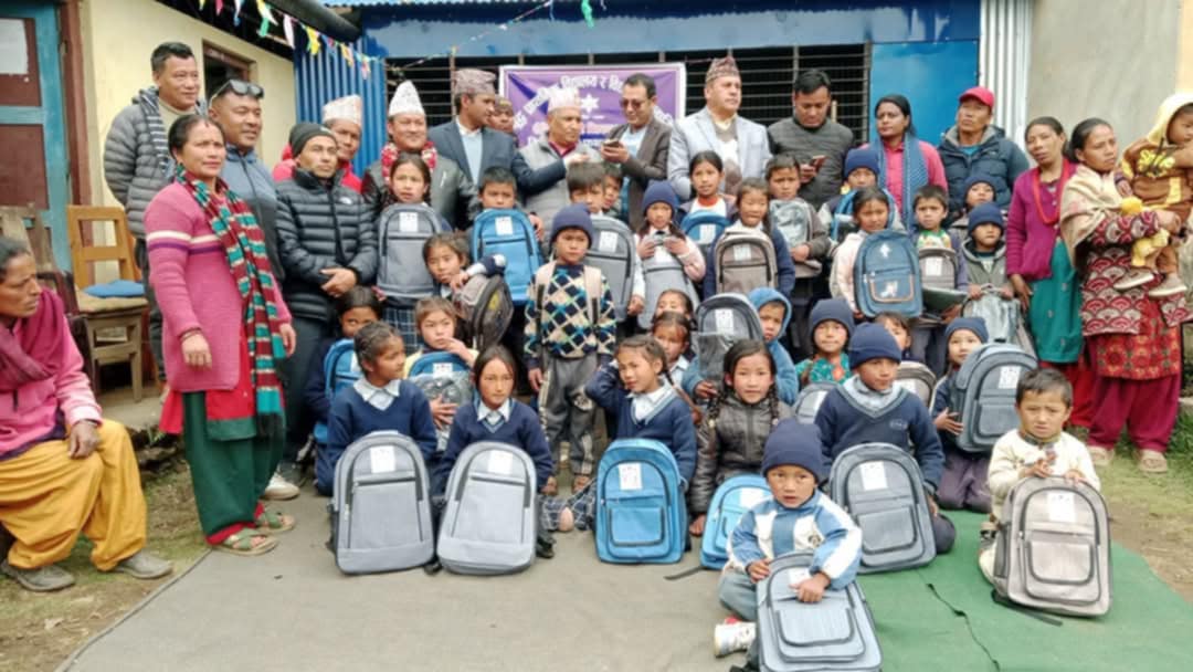 दाेलखाकाे बिभिन्न बिद्यालयमा कांग्रेस नेता प्रभुराम श्रेष्ठकाे कम्प्युटर सहित शैक्षिक सामाग्री सहयोग