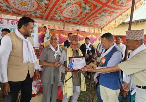 नेपाली कांग्रेसले दियो जेष्ठ नागरिकलाई खाद्यान्न र लौरो उपहार