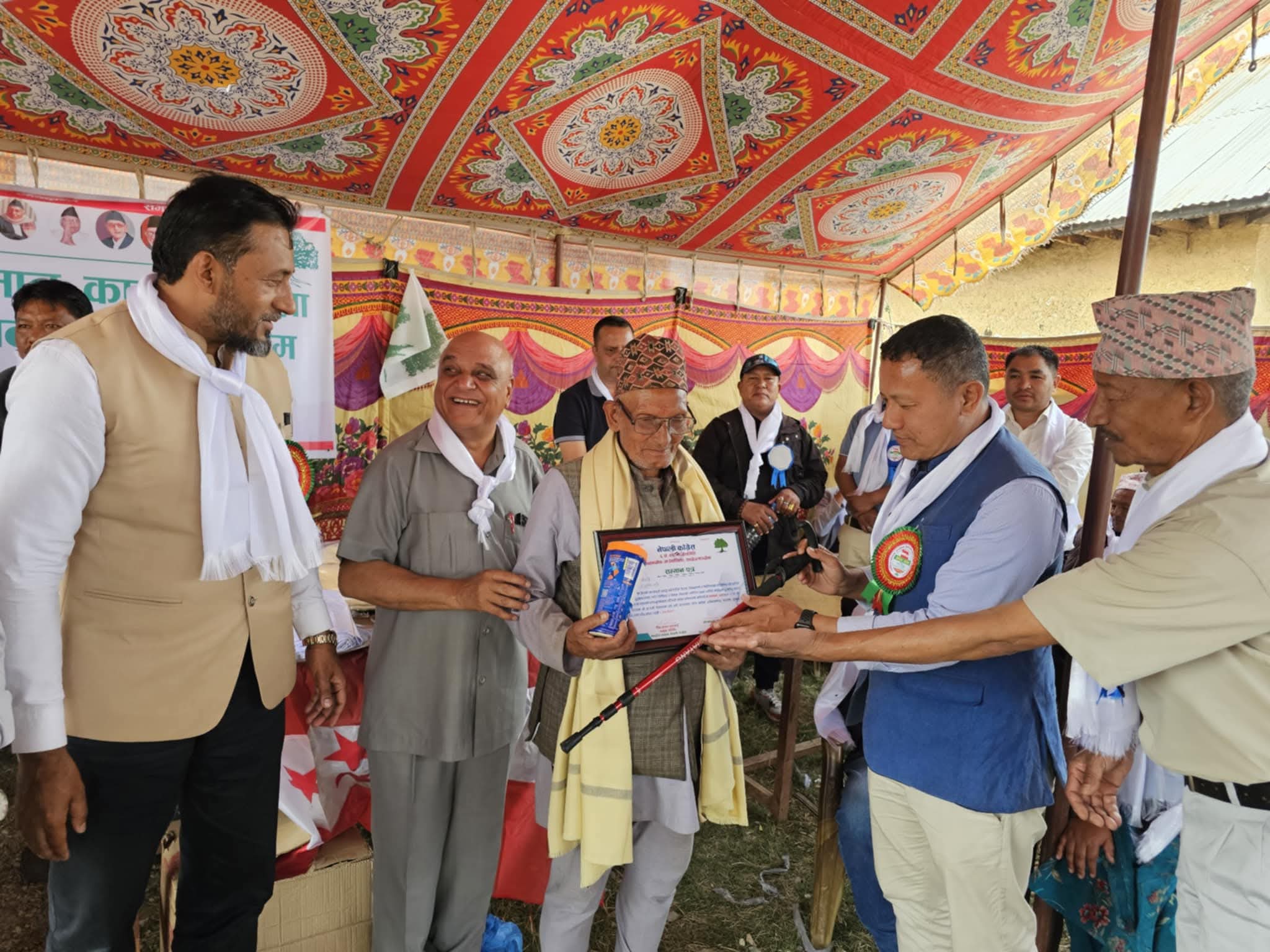 नेपाली कांग्रेसले दियो जेष्ठ नागरिकलाई खाद्यान्न र लौरो उपहार