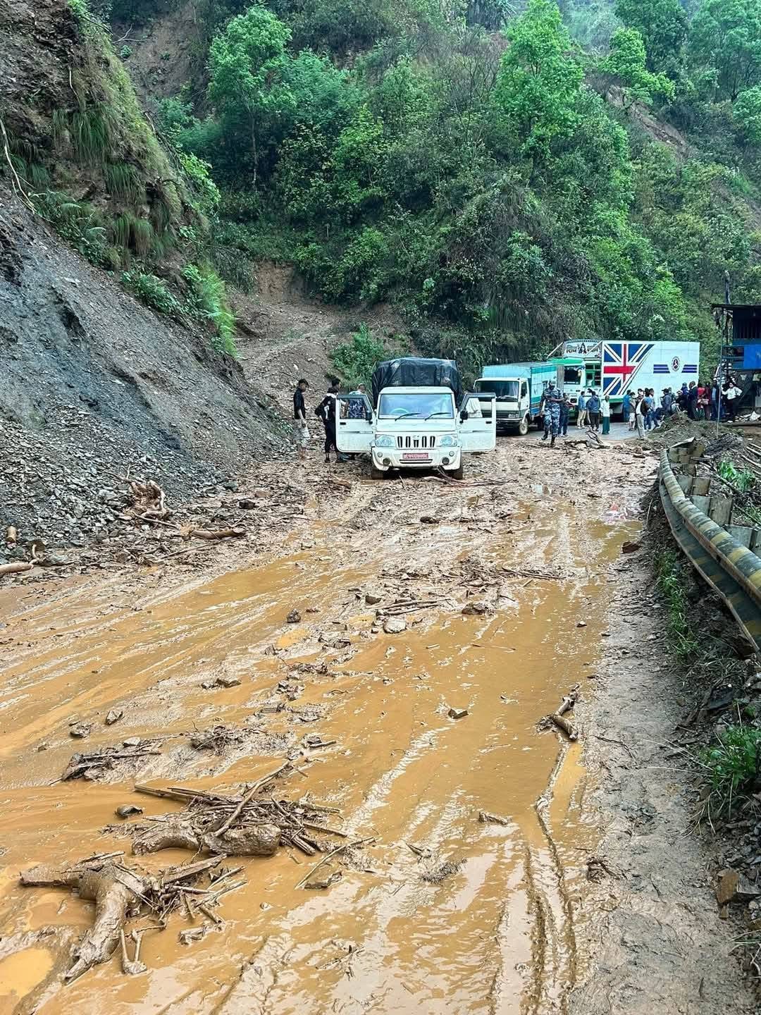 भारी बर्षा सँगै अरनिको राजमार्गको विभिन्न खण्ड अवरुद्ध