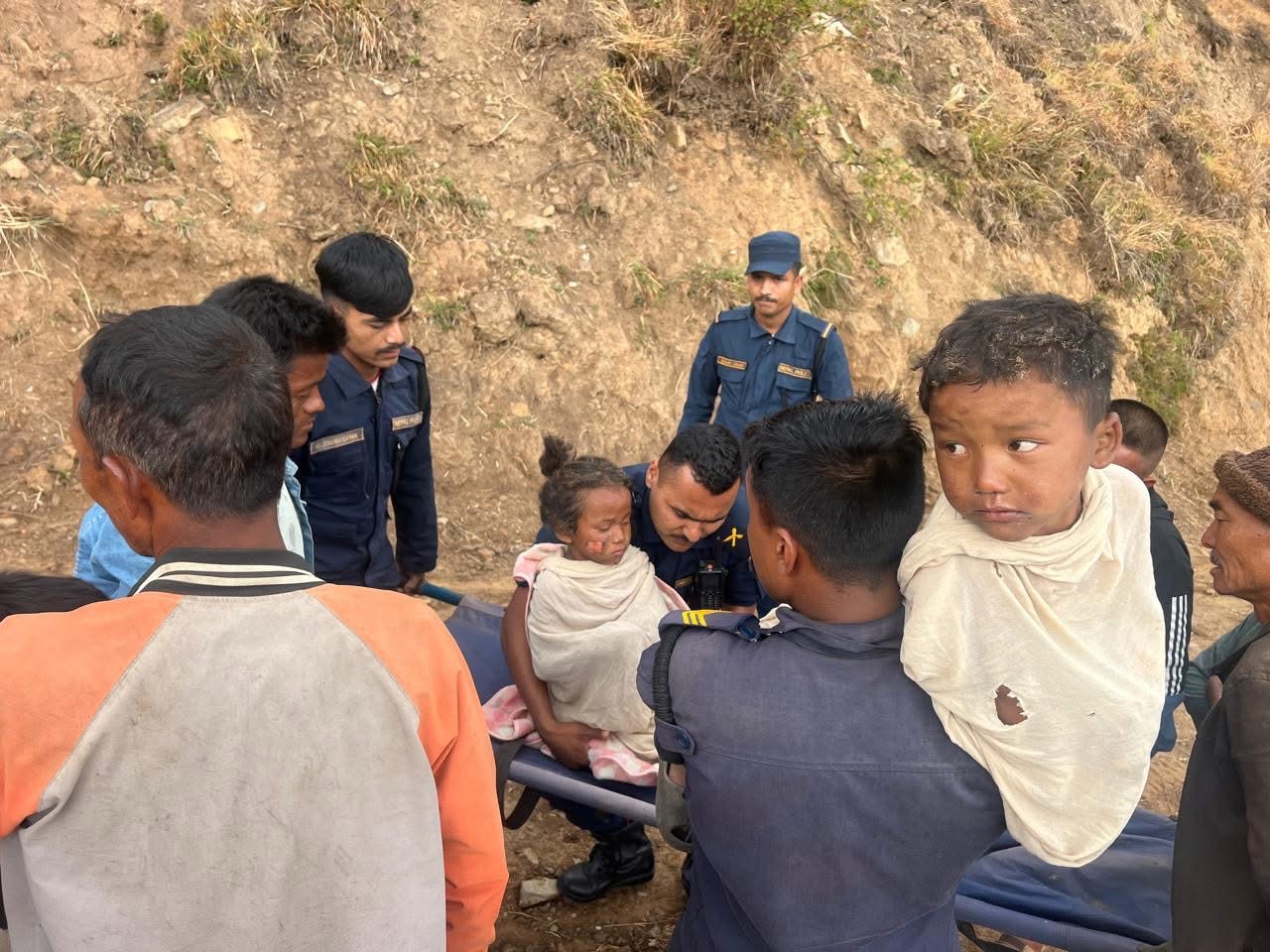 रोशीमा आगलागीमा परेका दुई बालबालिकाको उद्धार