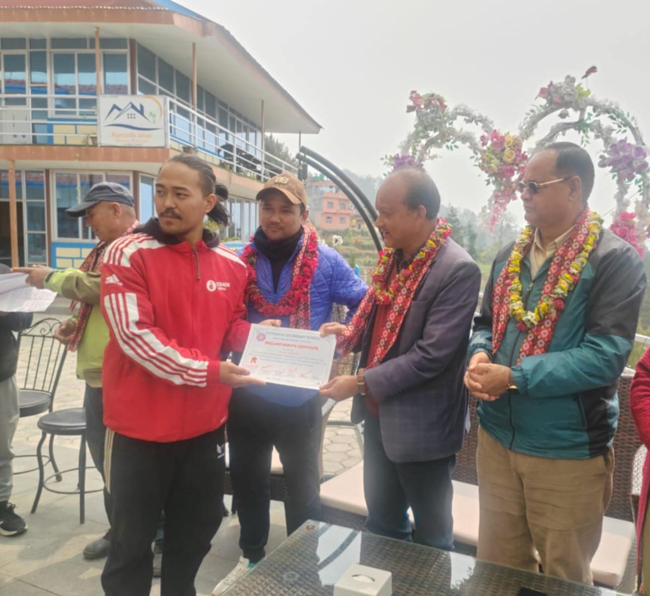 वडाकाे पहलमा पढ्दै सिप सिक्दै बिद्यार्थीहरू