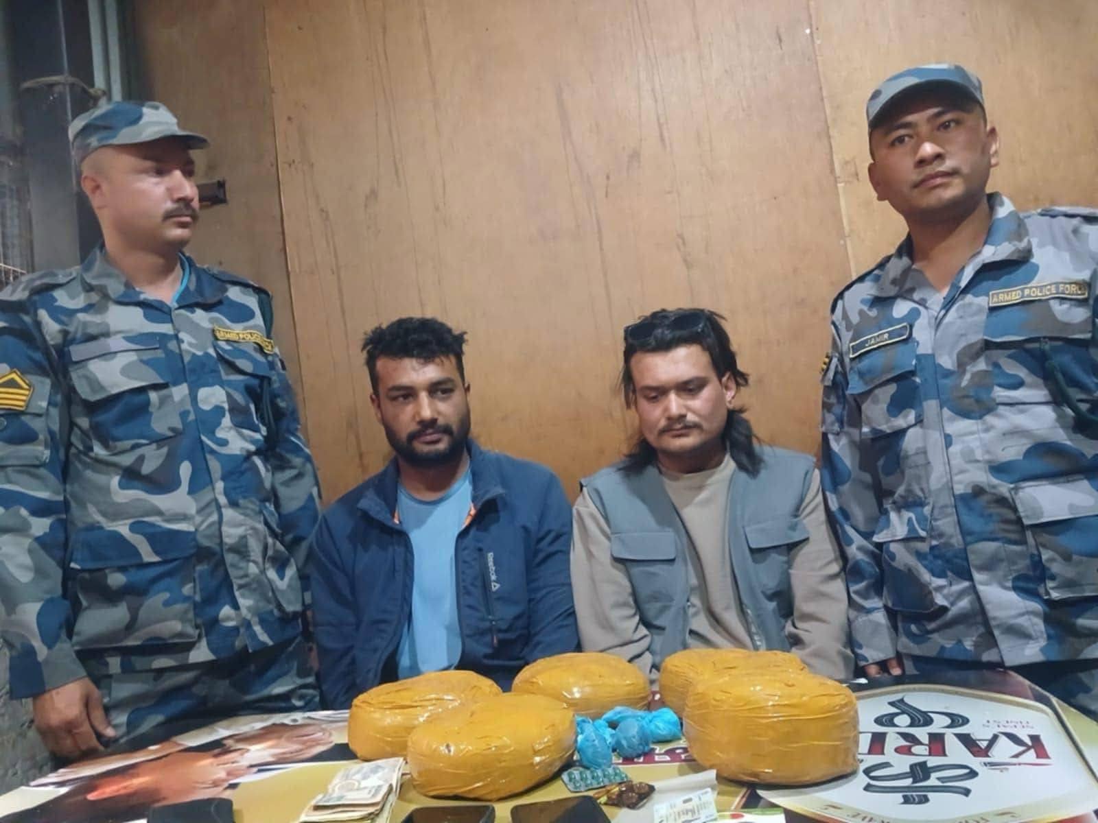 लागुऔषधसहित दुई जना पक्राउ