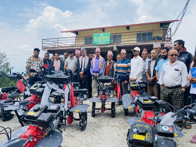 अनुदानमा कृषकहरूलाई कृषि यान्त्रीकरण तथा सामाग्री वितरण