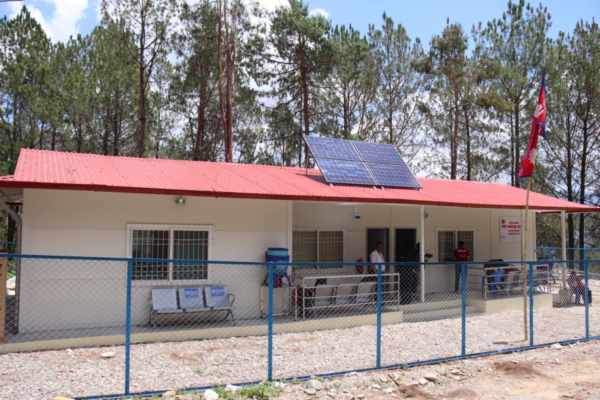 गतवर्षको बाढीले  बगाएको रोशी आधारभूत अस्पतालमा अस्थायी संरचना तयार