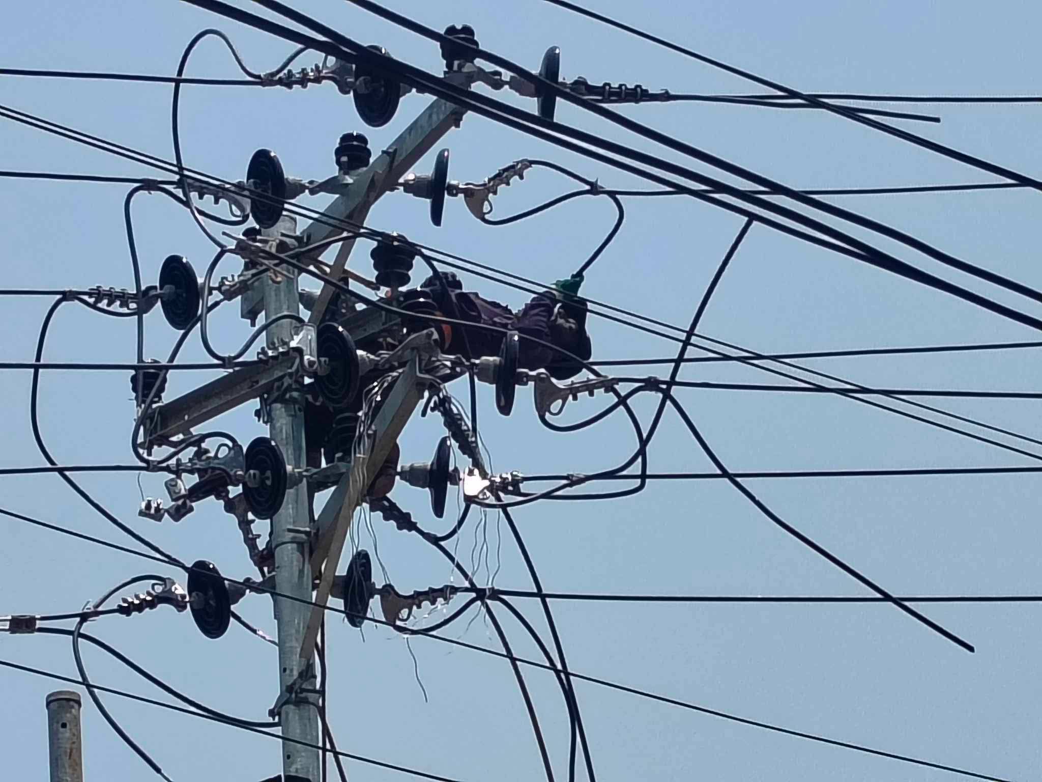 विद्युत पोलमा काम गरिरहेका एक जना मजदुरको करेन्ट लागेर मृत्यु