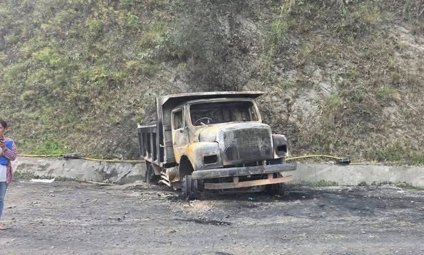 पाँचखालमा गुडिरहेको टिपरमा आगो लाग्यो