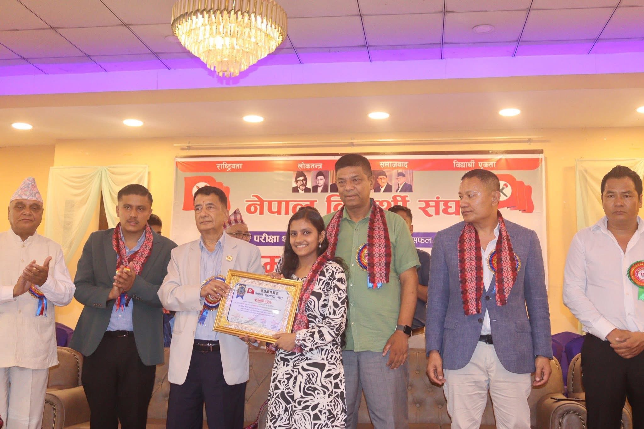 एसईईमा उत्कृष्ट नतिजा ल्याउने विद्यार्थीलाई नेवीसंघ काभ्रेको सम्मान