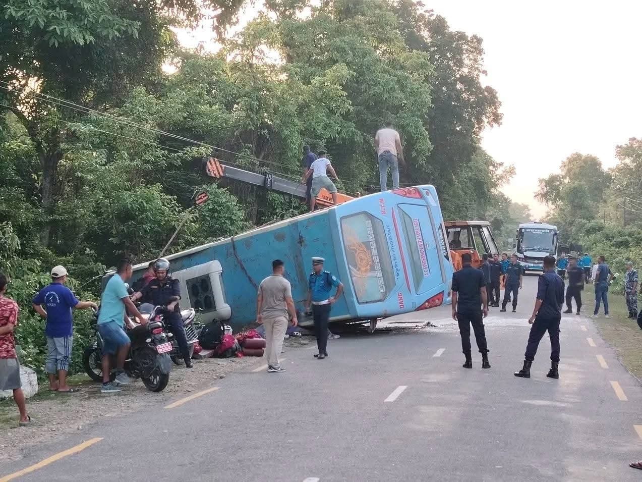 काठमाडौंबाट दाङ जाँदै गरेको बस दुर्घटना, २९ जना घाइते, तीनको अवस्था गम्भीर