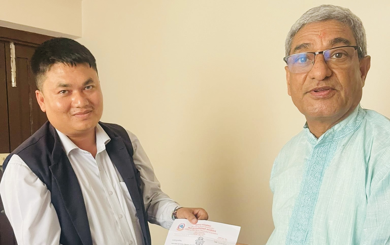 महाभारत गाउँपालिका अध्यक्ष कान्छालाल जिम्बाले गृह मन्त्री रमेश लेखकलाई भेटेर गरे ध्यानाकर्षण