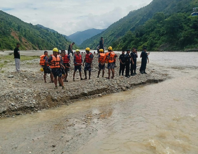 कुकुरलाई बचाउन खोज्दा नदीले बगाएर  बेपत्ता