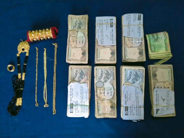 भकुण्डेबेँसीमा गाडीबाट साढे तीन लाख नगद र १२ लाख २६ हजार मूल्यको गहना बरामद