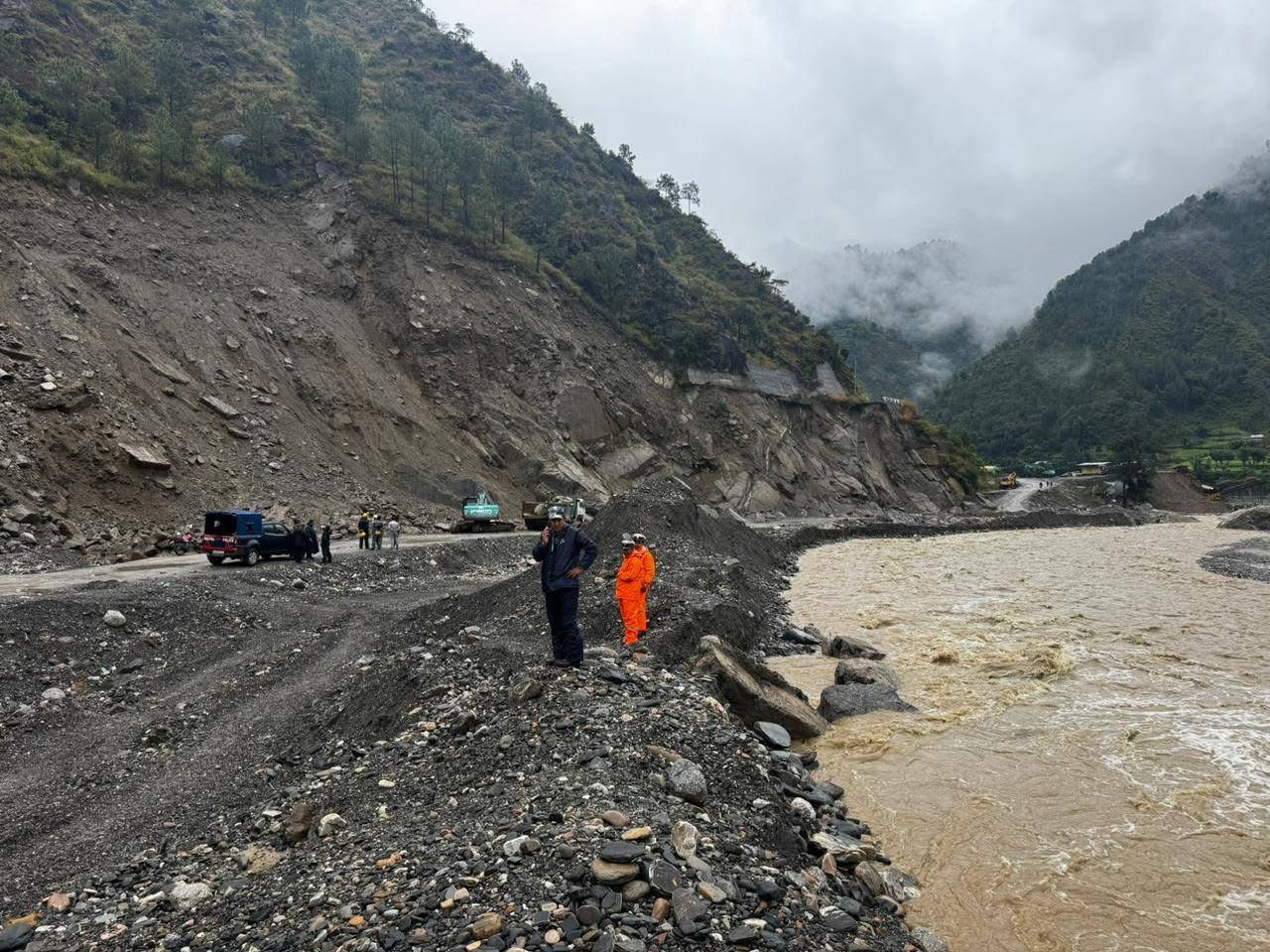 बीपी राजमार्ग अवरुद्ध : यात्रुहरू अलपत्र