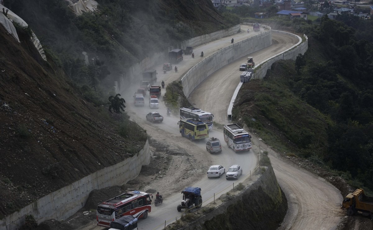 सूर्यविनायक– धुलिखेल सडक विस्तारले गति लिन नसक्दा यात्रुलाई सास्ती