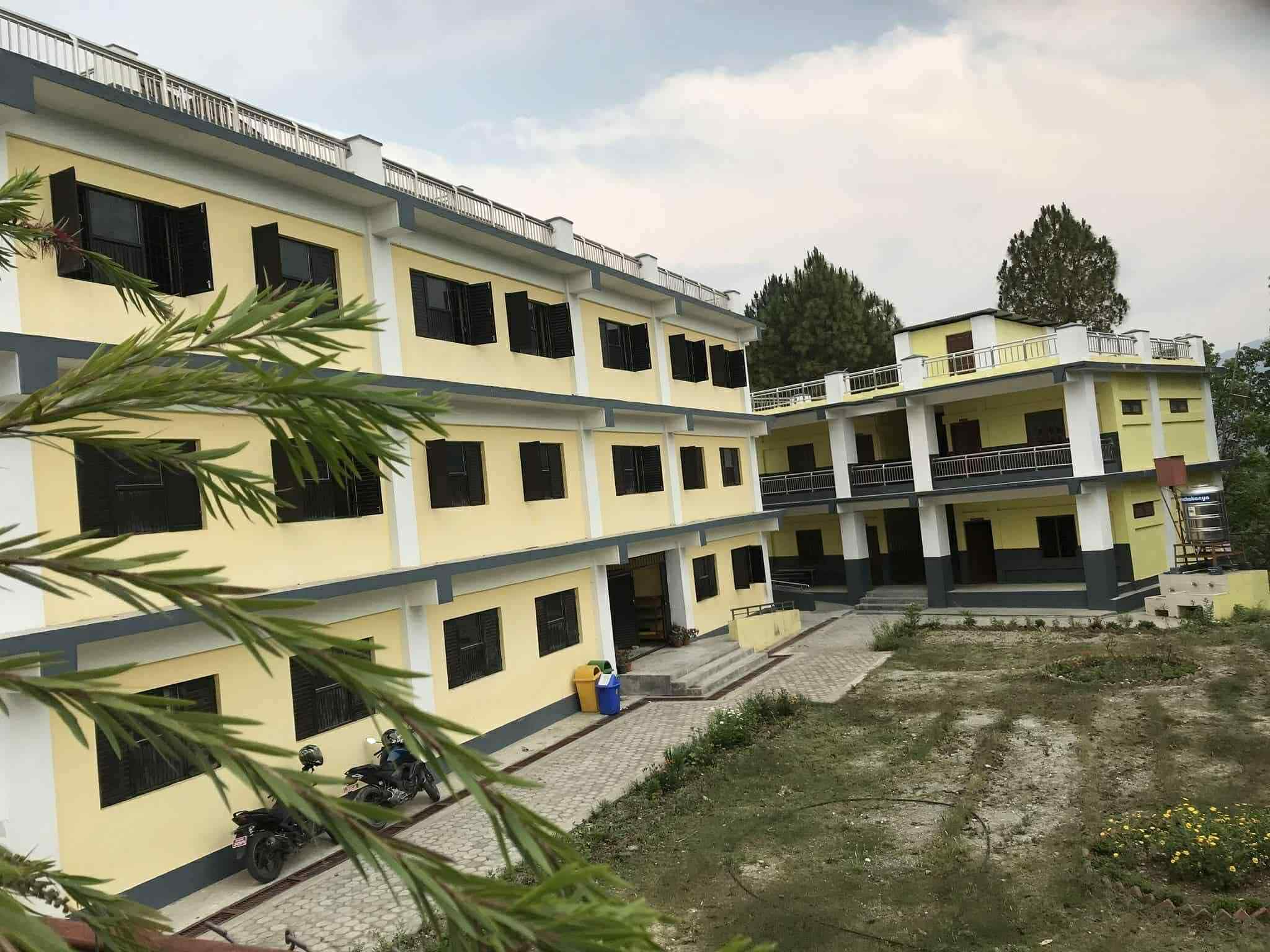 दोलखाको सरकारी  बिद्यालयको कन्तबिजोग ,शिक्षक छन् बिद्यार्थी छैनन्