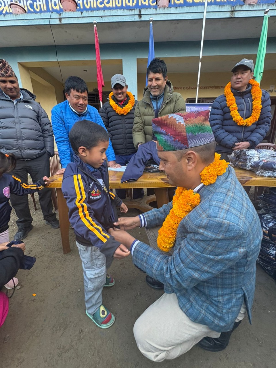 आत्मा विकासका विद्यार्थीलाई पोशाक वितरण