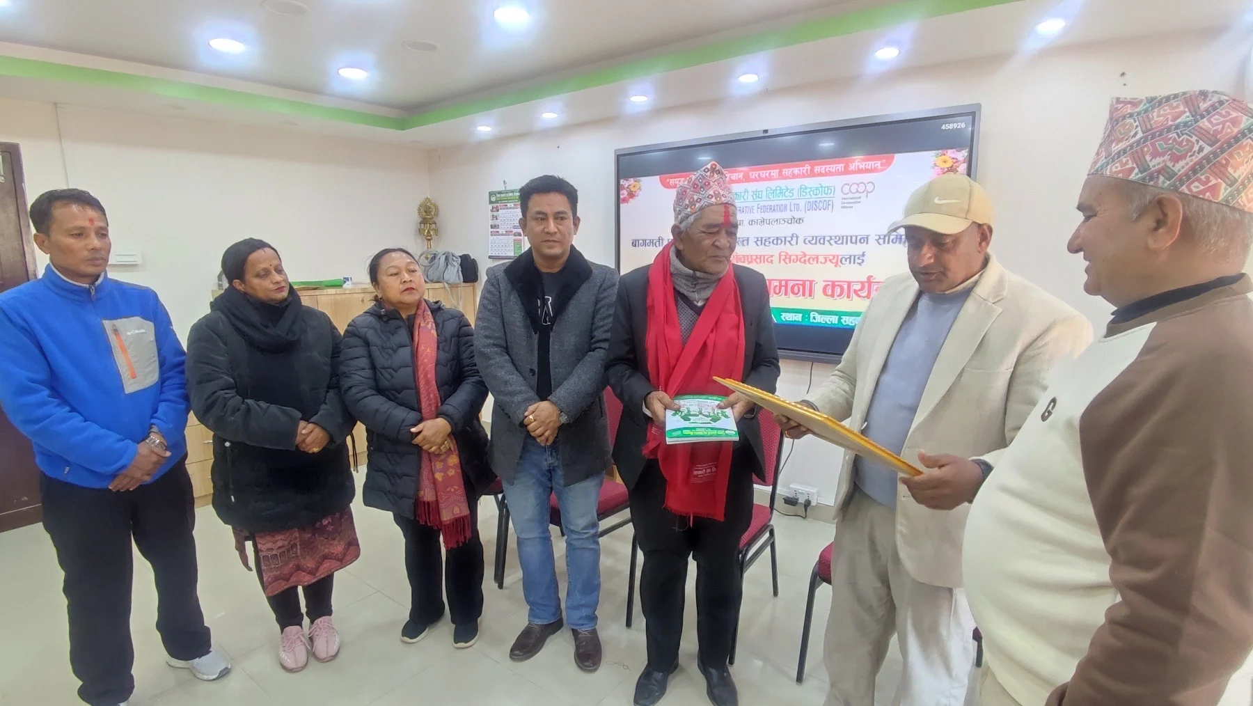 समस्याग्रस्त सहकारी व्यवस्थापन समितिको अध्यक्ष सिग्देललाई जिल्ला सहकारी संघ काभ्रेको बधाई ज्ञापन