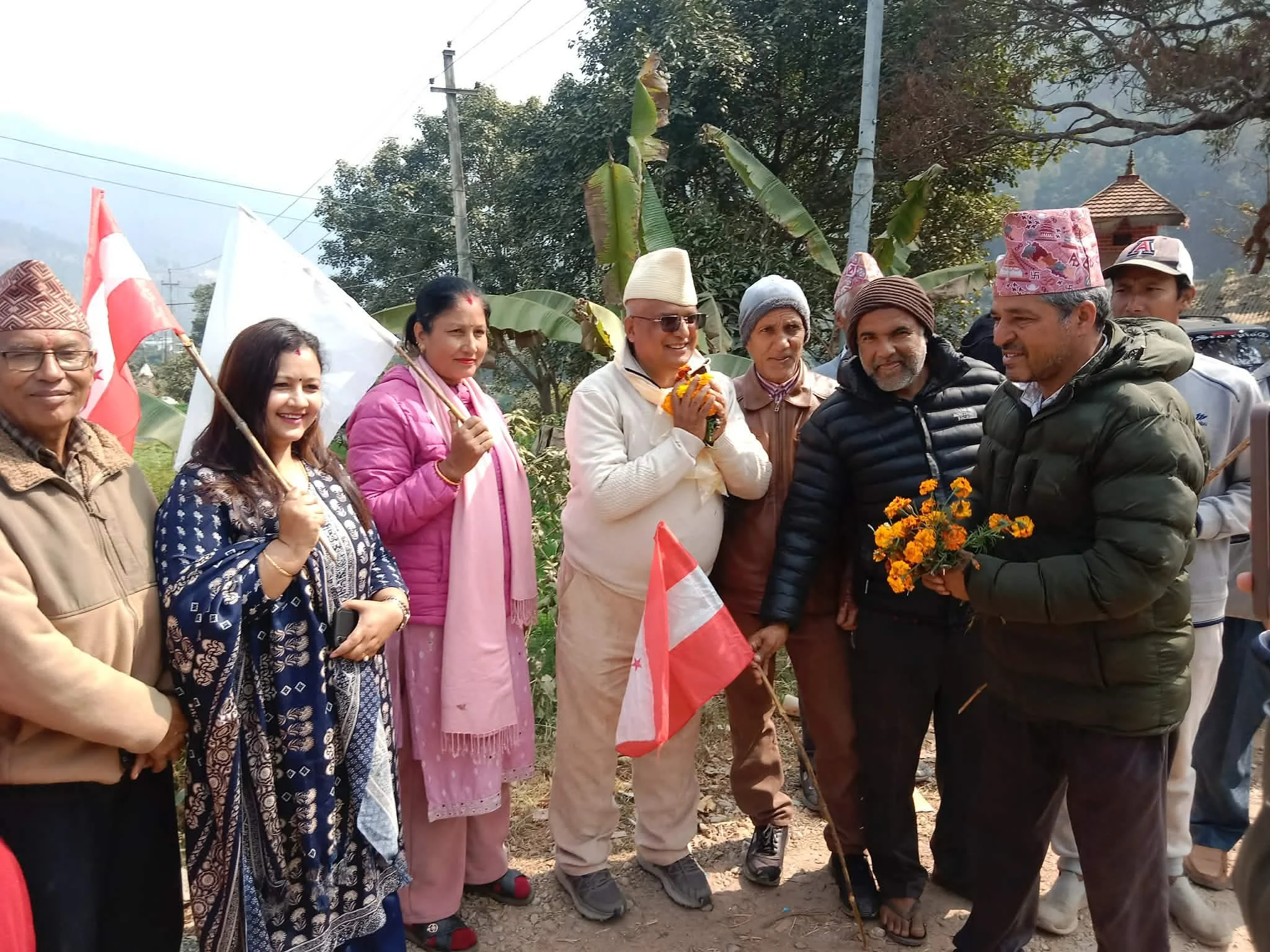 मण्डनका मतदाताले मधु आचार्यलाई सोधे, ‘किसानका समस्या सम्बोधन हुन्छन् ?’