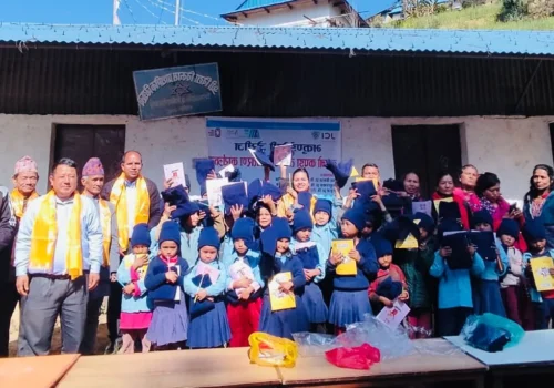 रोशीका तीन विद्यालयमा भकुण्डेबेसी जेसीजको न्यानो कपडा वितरण