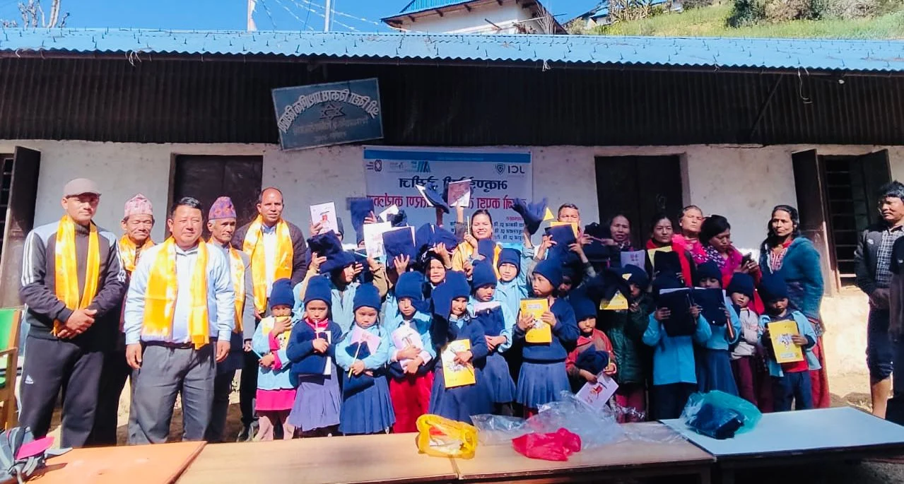 रोशीका तीन विद्यालयमा भकुण्डेबेसी जेसीजको न्यानो कपडा वितरण