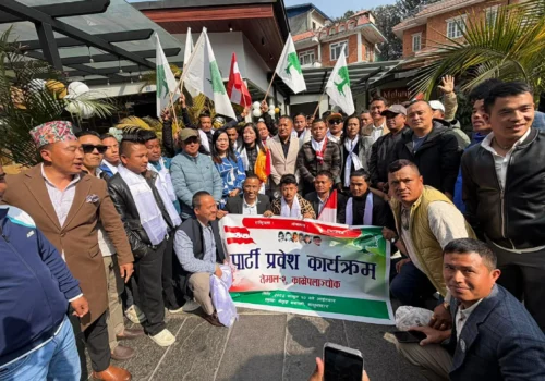 बिभिन्न पार्टी छाडेर तेमालका जेन्जिहरु कांग्रेस प्रवेश, सभापति लामाले दिए सदस्यता