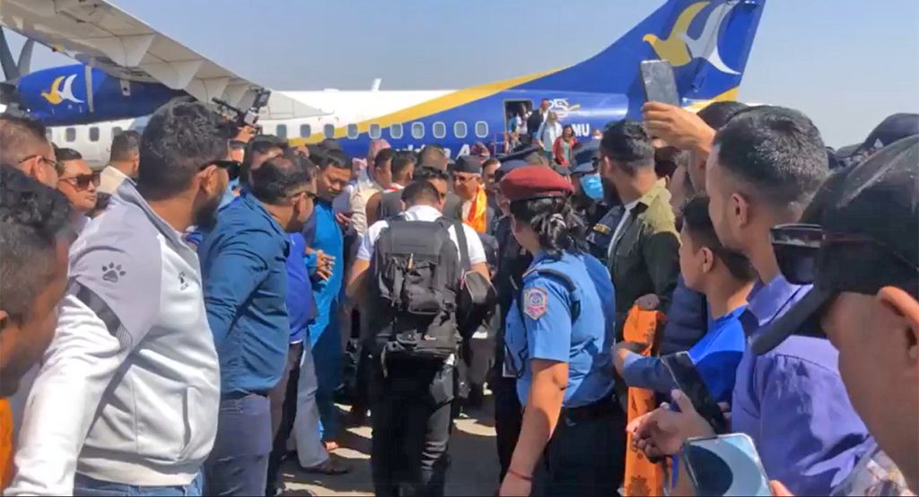 KP-Oli-and-Crowd-at-Nepalgunj-Airport-1024x554