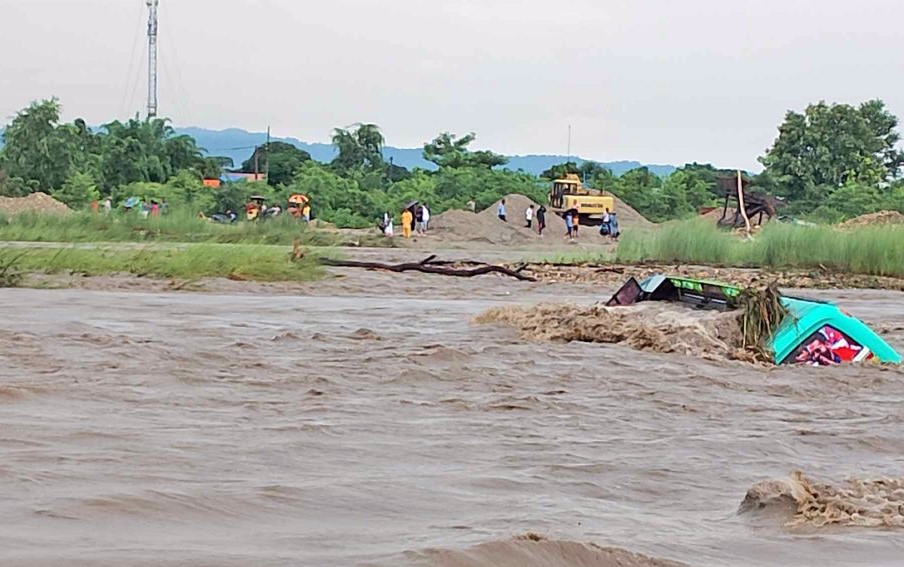 Bus-swept-at-Chitwan-Ghagar-Khola-1024x669-1