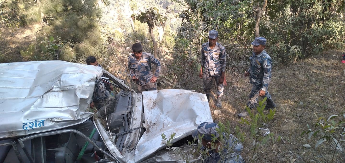 काभ्रेकाे सेल्फिडाँडामा सवारी दुर्घटना हुँदा १० जना घाइते : एकको अवस्था गम्भिर