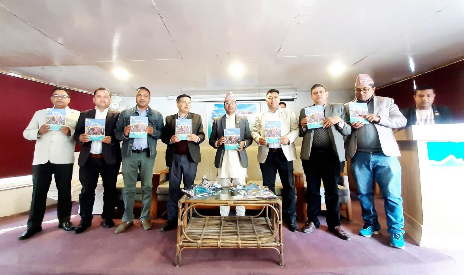 दश जिल्लाका पत्रकार महासंघले तयार गरेका पुस्तक ‘महासंघमा हामी’ विमोचन