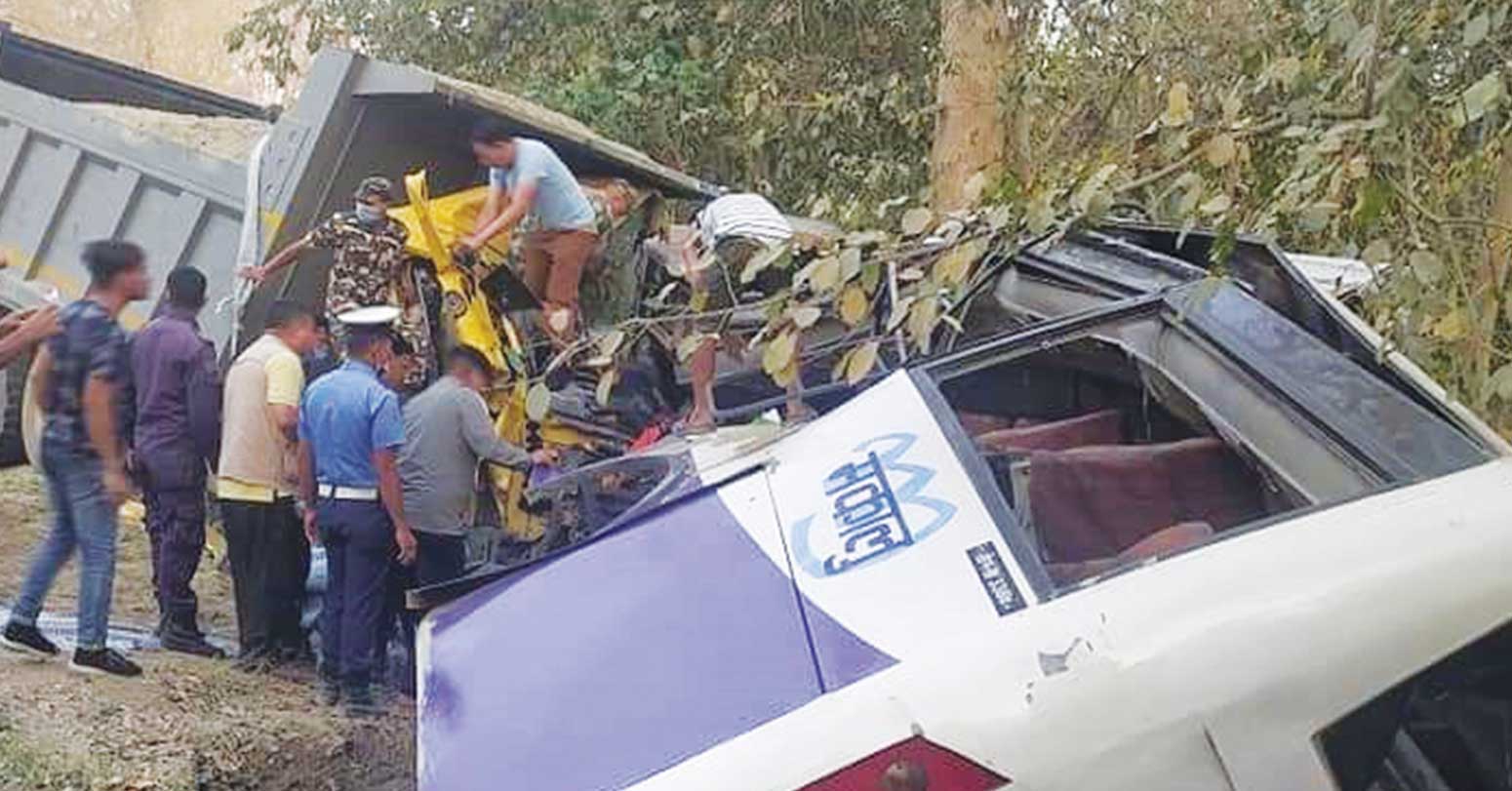 बाँकेको कोहलपुरमा बस र टिपर ठोक्किँदा ५ जनाको मृत्यु, ३७ घाइते