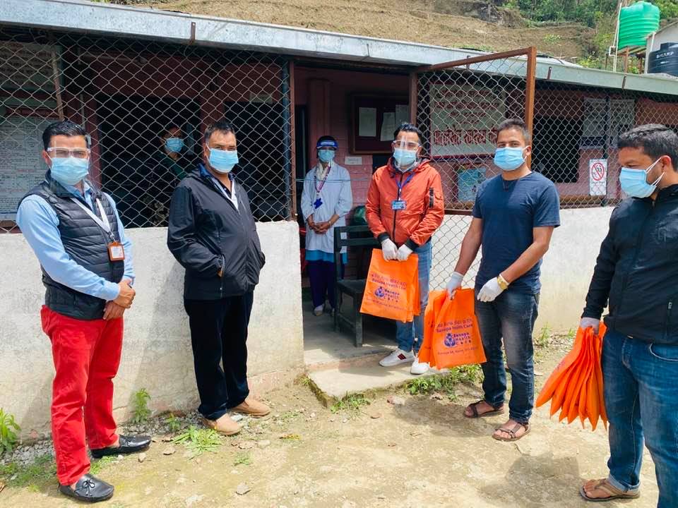 पात्लेखेतमा तिमल्सिना दाजुभाइद्वारा स्वास्थ सामाग्री सहयोग