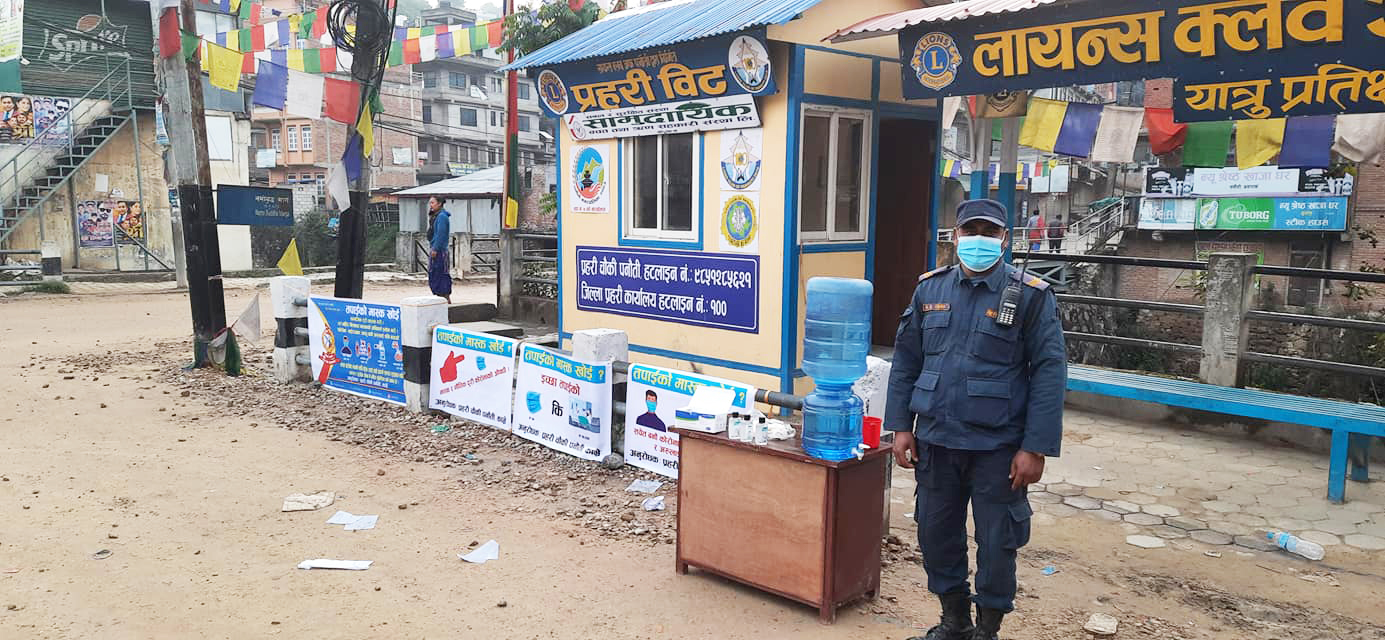 लकडाउनमा प्रहरी चौकी पनौतीको प्रयास: माक्स, स्यानिटाईजर र तिर्खाएकालाई पानी