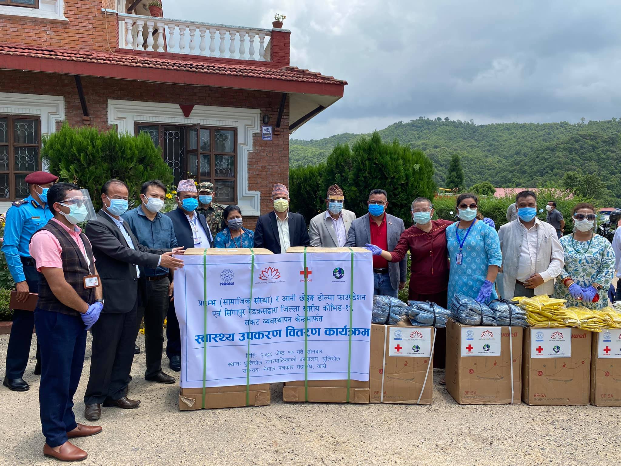 कोरोनाको उपचार गरिरहेका काभ्रेका तीन अस्पताललाई भेन्टिलेटर र अक्सिजन कन्सन्ट्रेटर सहयोग