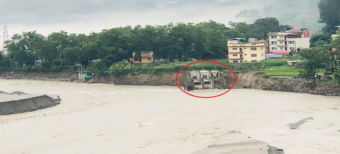 मेलम्चीमा फेरी बाढी, तीन तले घर बगायो, अन्य घरहरु जोखिममा, स्थानीय त्रसिद