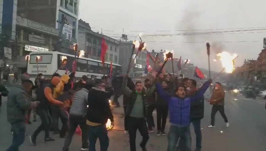 मूल्यवृद्धि विरोधमा बनेपामा युवा संघको मसाल सहित विरोध प्रर्दशन