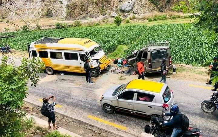 रोशीमा बस र टाटासुमो ठोक्किदा ५ जनाको मृत्यु