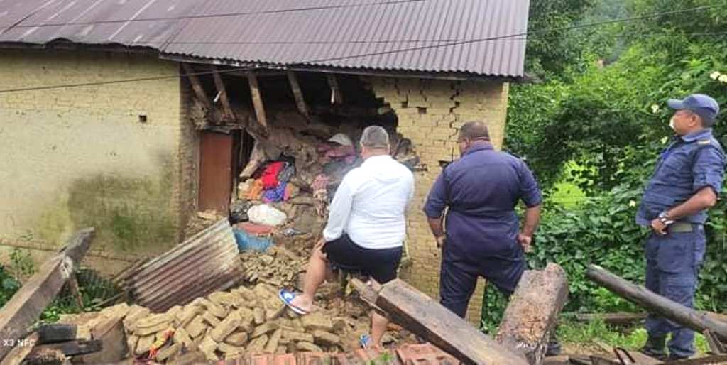 पनौती मल्पीमा अबिरल वर्षाका कारण घर भत्कियो