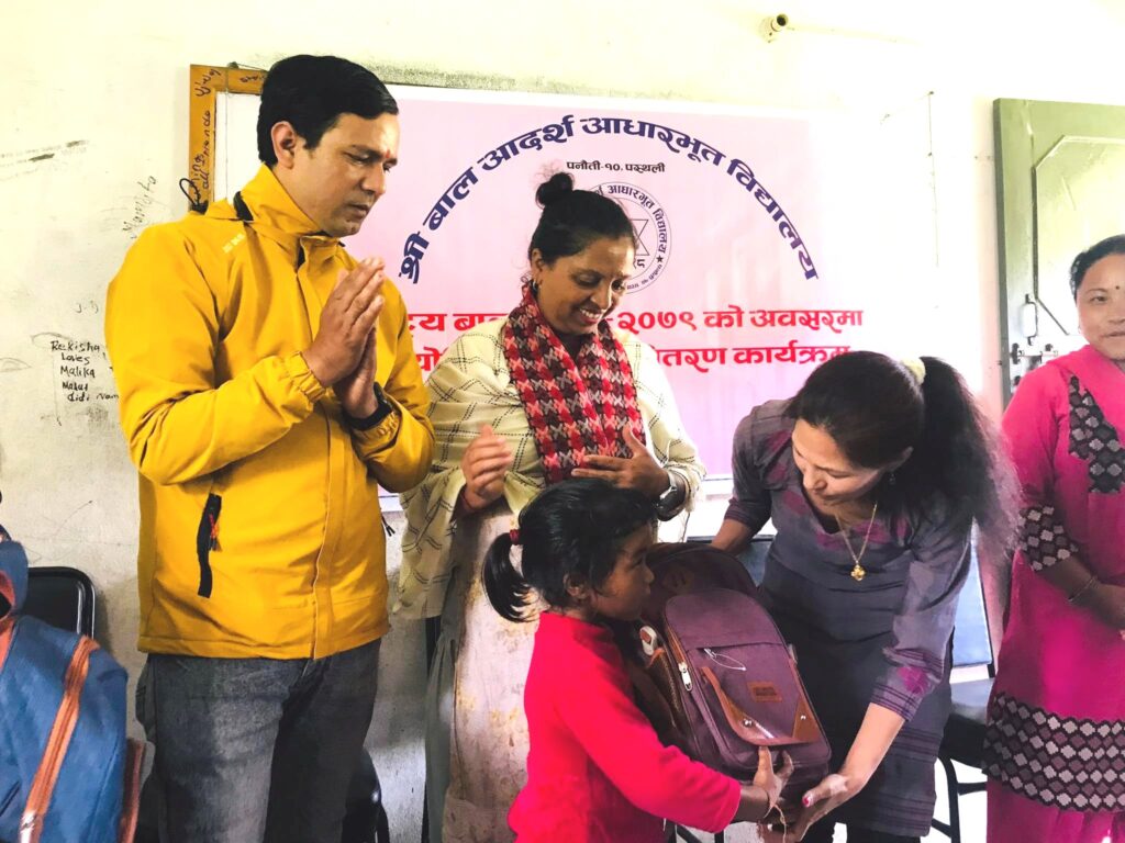 विधार्थीहरुलाई छात्रवृत्ति प्रदान गर्दै पस्थलीको बाल आदर्श आधारभूत विद्यालयले मनायो ‘बाल दिवस’