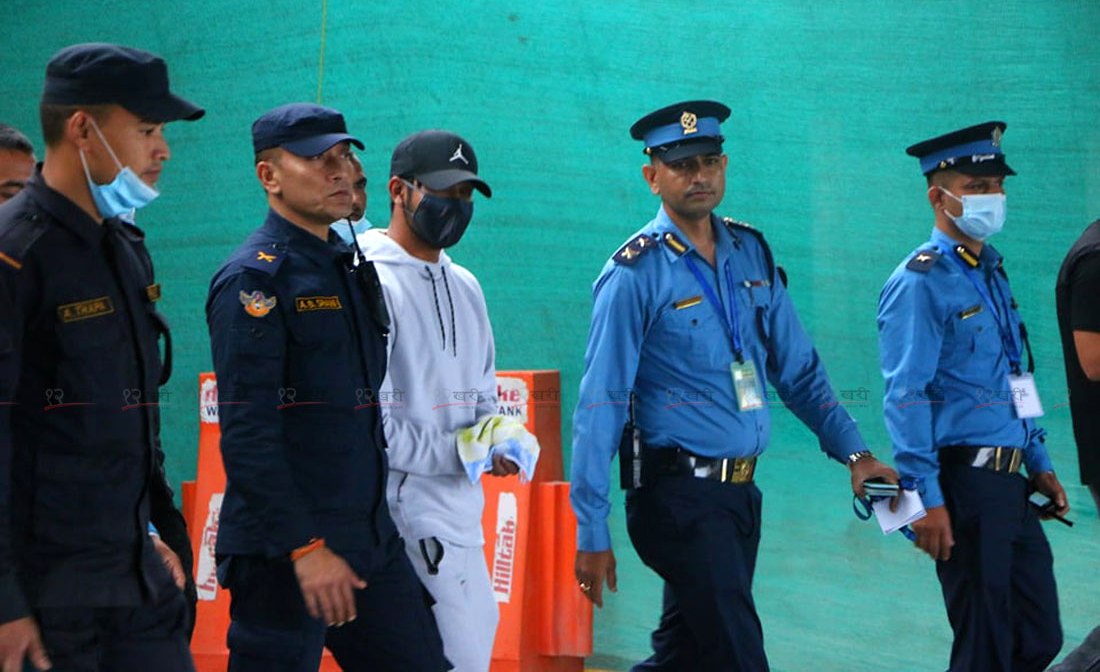 सन्दीपले गरे प्रहरीसमक्ष आत्मसमर्पण, ठुलो संख्यामा पुगेको प्रहरीले हतकडी नलागईदीन गरेको आग्रह मानेन