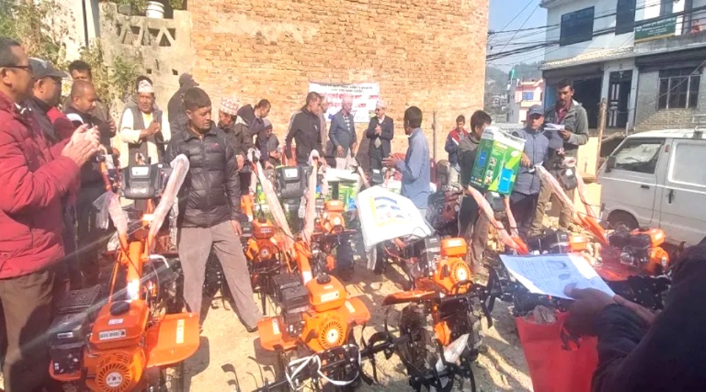 पनौतीको मध्यमार्ग सहकारीद्वारा कृषकलाई ७० लाख बराबरको कृषि यन्त्र वितरण