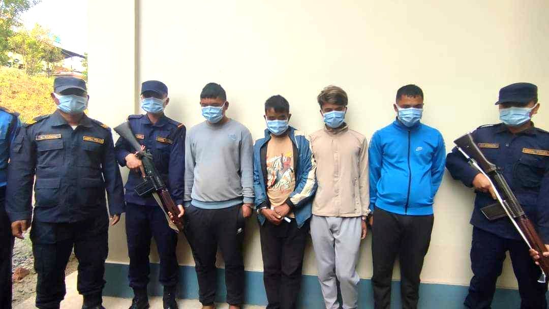 यस्ता छन्, पनौतीको सामुदायिक साकोस लुटपाट गर्ने ४ जना, साढे पाँच लाख नगदसहित हतियार बरामद