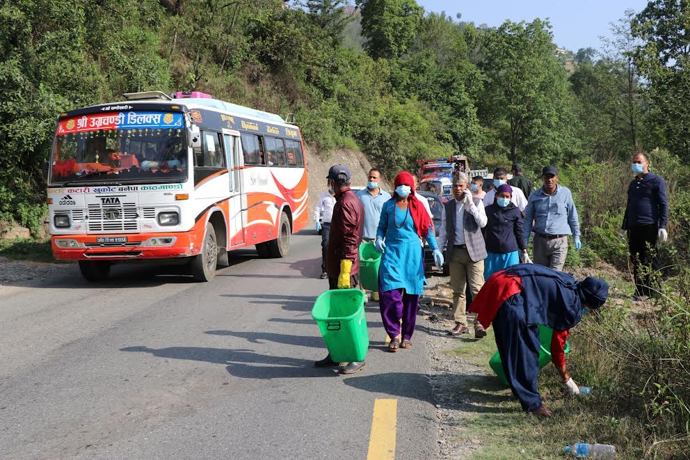 नमोबुद्ध नगरद्वारा वी.पी राजमार्ग सरसफाई अभियान, फोहोर गर्ने होटल/पसललाई कार्वाही गरिने
