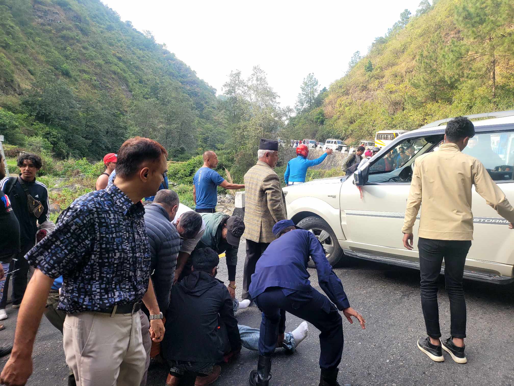 वी.पी राजमार्गमा दुर्घटना, नमोबुद्ध नगर प्रमुखले तत्काल गरे उद्धार