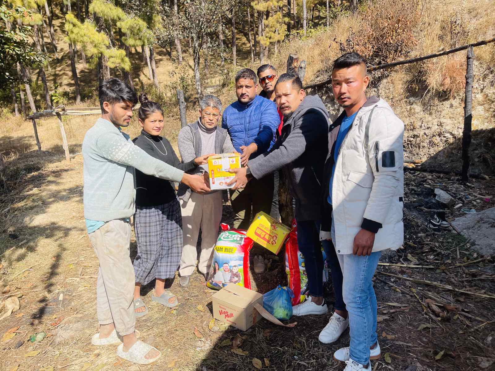 टुुहुरा बालबालिका बस्ने टहरामा समेत आगलागी, तरुण दल धुलिखेलले गर्यो सहयोग