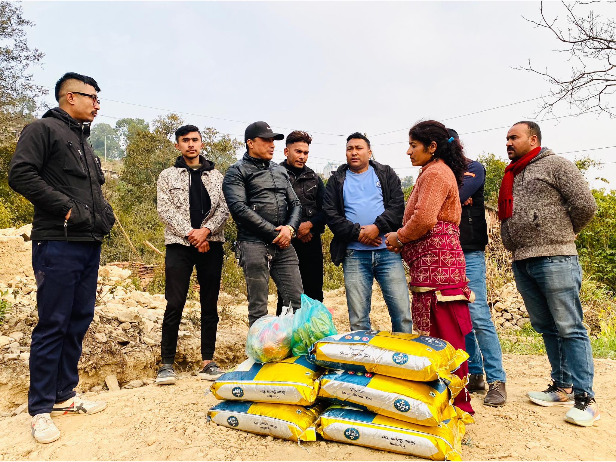 तरुण केन्द्रीय सदस्य वैद्यले गरे आगलागीपीडितलाई सहयोग