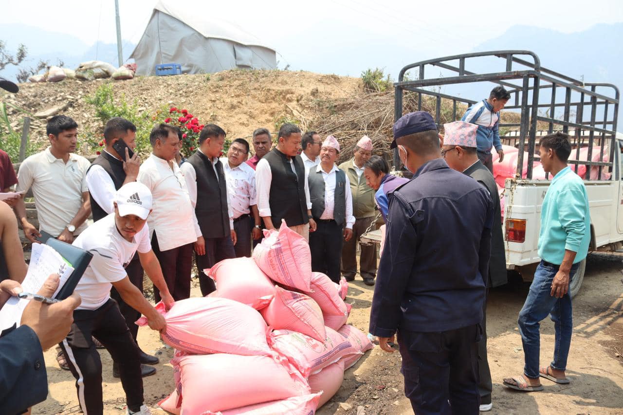 आगलागीबाट क्षति भएको वस्तीमा खाद्यान लिएर पुगे कांग्रेस सभापति तीर्थ लामा