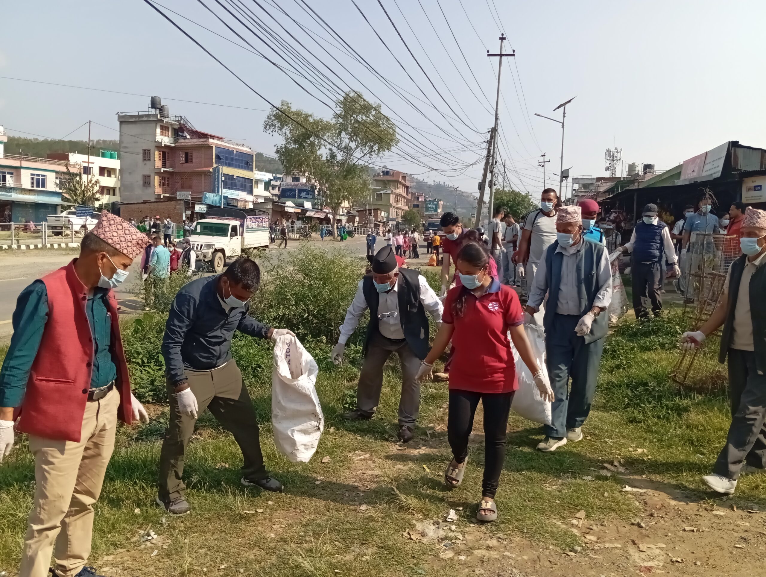 ‘फोहोर टिप्न’ जनप्रतिनिधी, कर्मचारी, बालबालिका एकैसाथ सडकमा