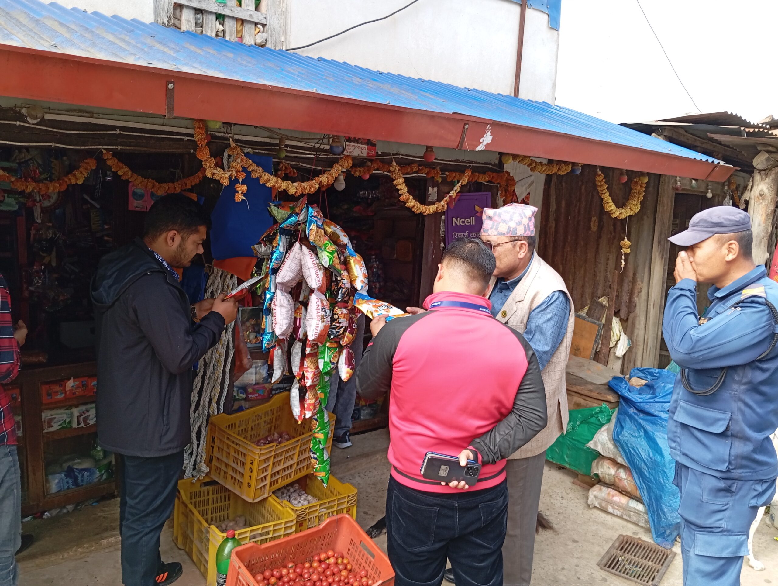 भुम्लु र चौरीदेउरालीमा बजार अनुगमन, स्टेश्नरीबाट औषधी विक्री गर्नेलाई जरिवाना